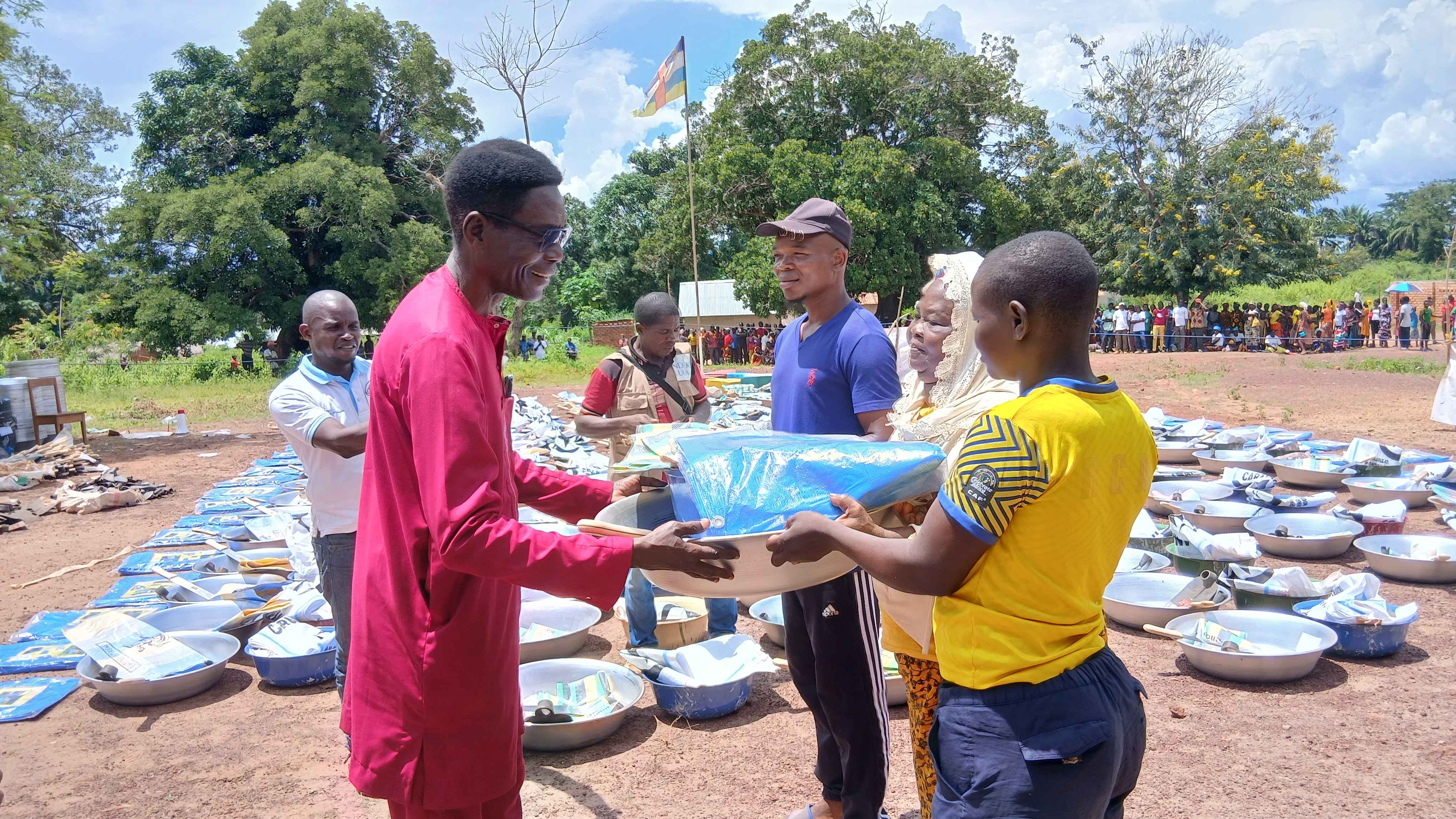 Distribution d’outils aratoires et d’intrants agricoles à Obo : 500 ménages appuyés par l’ONG ACRED